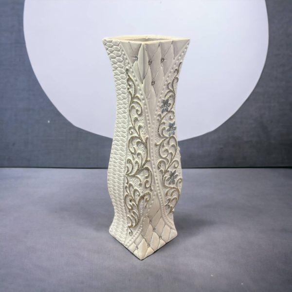 biela keramická váza s ornamentom