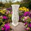 biela keramická váza s ornamentom