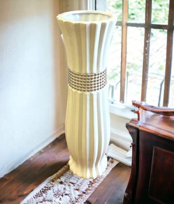 Váza biela keramická so striebornou ozdobou