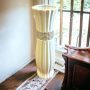 Biela keramická váza s bodkami