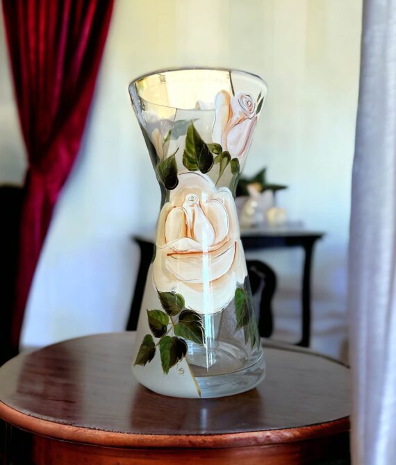 Elegantná sklenená váza s maľovanými bielymi ružami