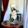 sklenená váza s maľovanými ružami